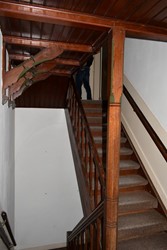 <p>De zorgvuldig vormgegeven trappartij waarin ook gepolitoerd mahoniehout is toegepast.</p>
